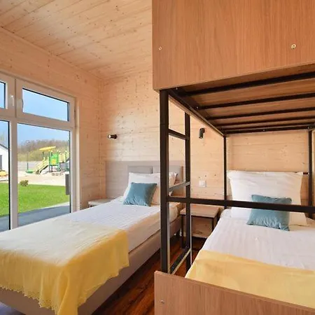 Cozy Homes For 5 People, Azy *