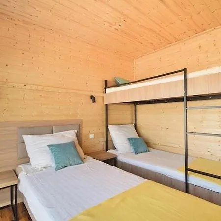 Cozy Homes For 5 People, Azy